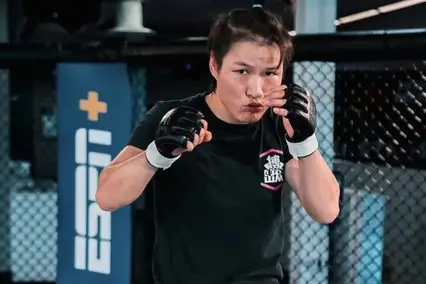 Weili Zhang deixará o cinturão peso palha vago. (Foto: Reprodução/Instagram)