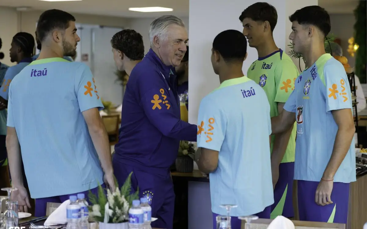 Ancelotti conversa com Léo Nanetti, Marquinhos, Huguinho e Gustavo Dohmann