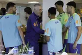 Ancelotti conversa com Léo Nanetti, Marquinhos, Huguinho e Gustavo Dohmann (Foto: Rafael Ribeiro/CBF)