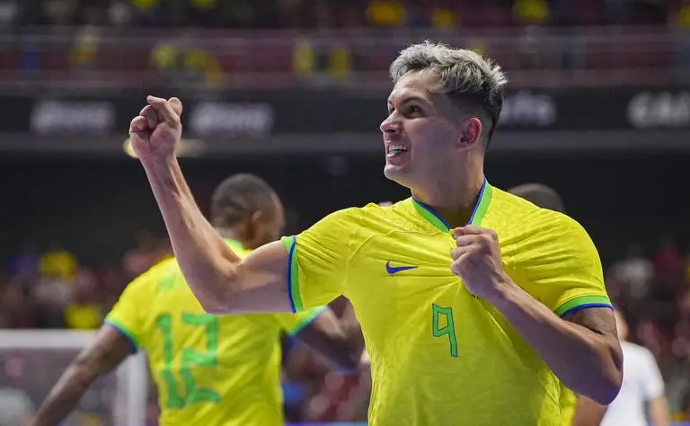 Brasil destrava a muralha polonesa e abre Copa das Nações com vitória apertada