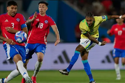 Brasil e Chile se enfrentam no Maracanã (Foto: JAVIER TORRES/)