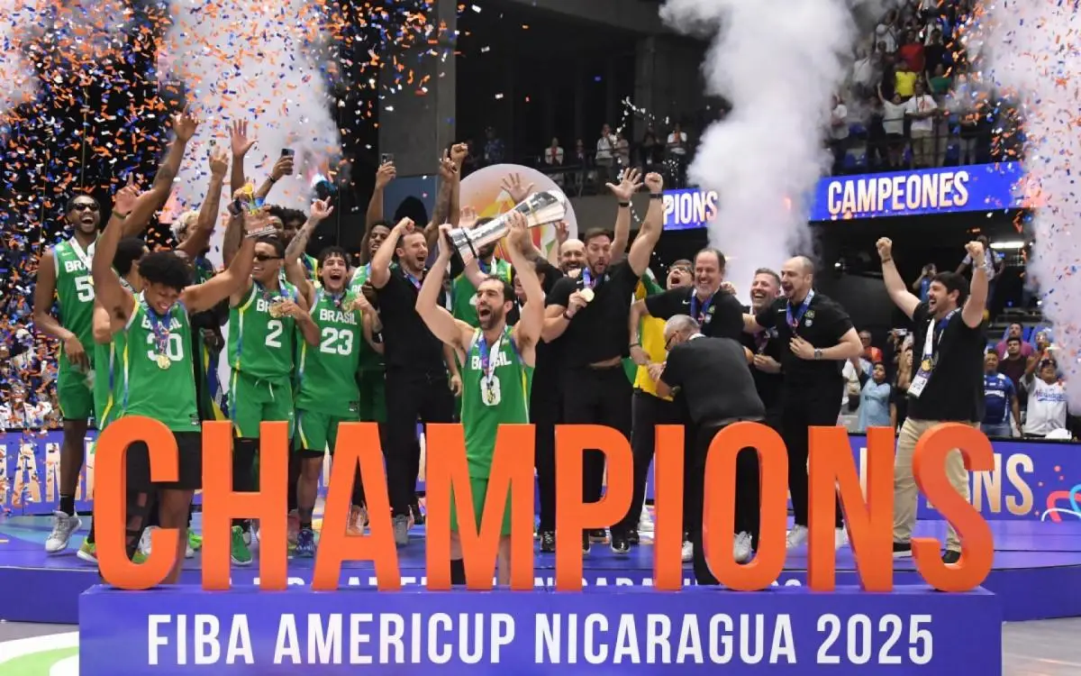 Brasil levanta troféu e celebra título da Copa América de basquete masculino