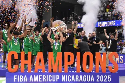 Brasil levanta troféu e celebra título da Copa América de basquete masculino (Foto: Stringer / AFP)
