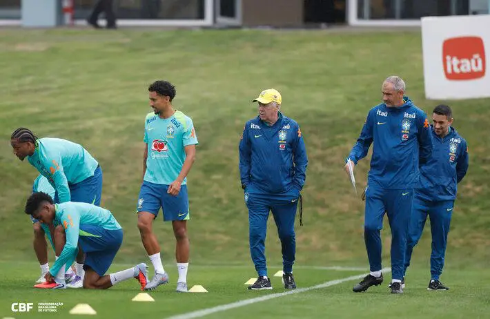Carlo Ancelotti comanda treino da seleção brasileira na Granja Comary