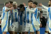 Comportamentos discriminatórios de torcedores argentinos aconteceram no jogo contra a Colômbia (Foto: JUAN MABROMATA / AFP)