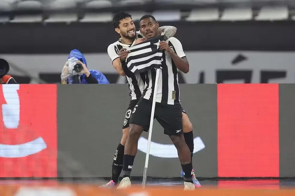 Cuiabano comemora gol do Botafogo ao lado de Alex Telles