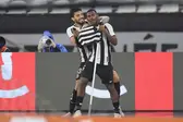 Cuiabano comemora gol do Botafogo ao lado de Alex Telles (Foto: Vítor Silva/Botafogo)