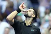 Djokovic supera Fritz e vai enfrentar Alcaraz na semi do US Open (Foto: CHARLY TRIBALLEAU / AFP)