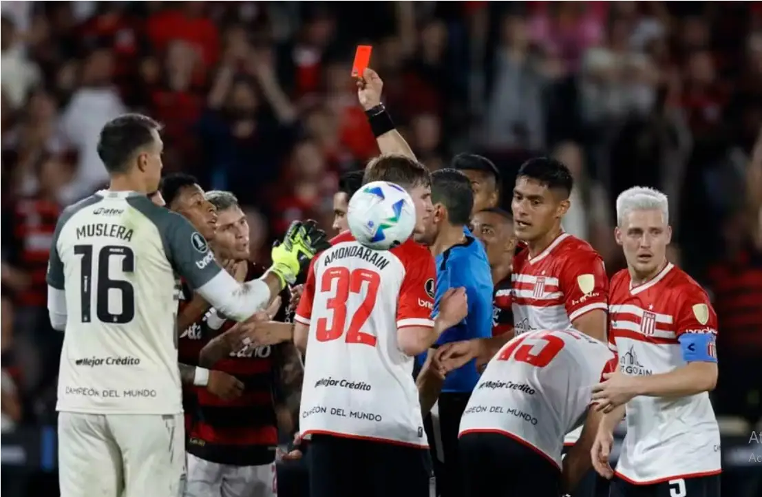 Expulsão de Gonzalo Plata em Flamengo x Estudiantes