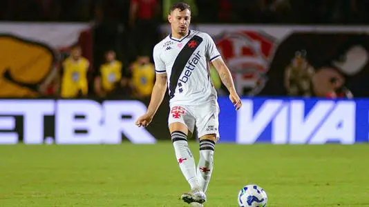 Hugo Moura atuou improvisado na zaga do Vasco nos últimos jogos
