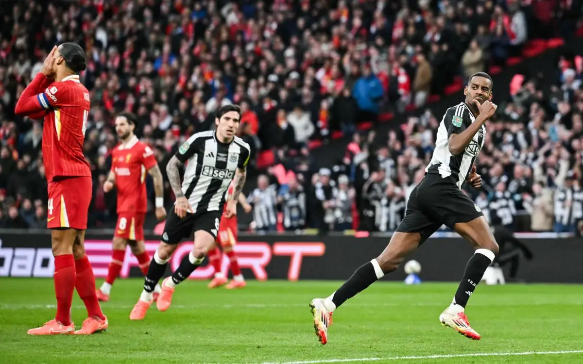 Isak, à direita, após marcar pelo Newcastle