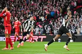 Isak, à direita, após marcar pelo Newcastle (Foto: Glyn Kirk / AFP)