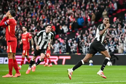 Isak, à direita, após marcar pelo Newcastle (Foto: Glyn Kirk / AFP)