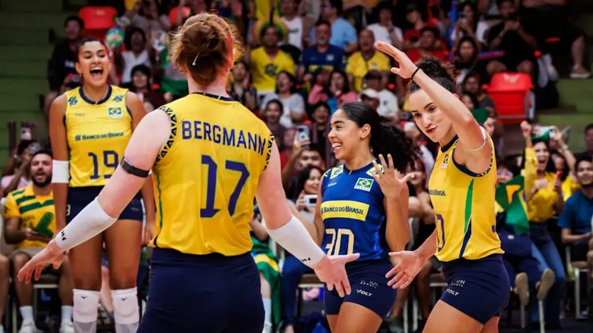 Jogadoras do Brasil comemorando ponto sobre República Dominicana
