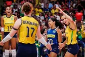 Jogadoras do Brasil comemorando ponto sobre República Dominicana (Foto: Divulgação / FIVB)