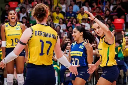 Jogadoras do Brasil comemorando ponto sobre República Dominicana (Foto: Divulgação / FIVB)