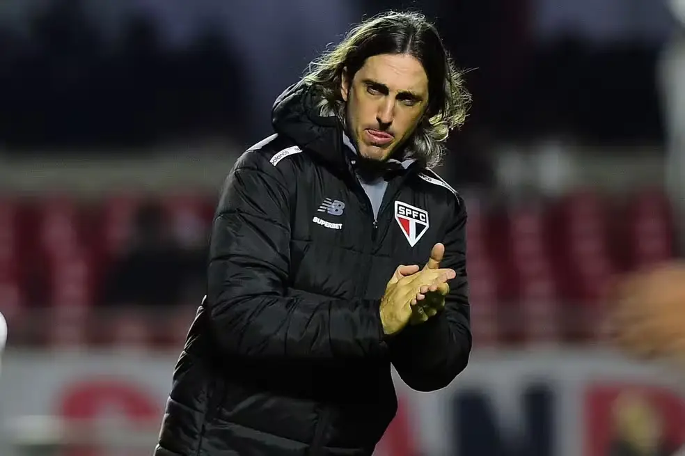 Luís Zubeldía antes de São Paulo x Vasco — Foto: Marcos Ribolli