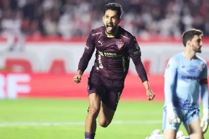 Medina comemora gol da LDU contra o São Paulo (Foto: Alexandre Schneider/Getty Images)