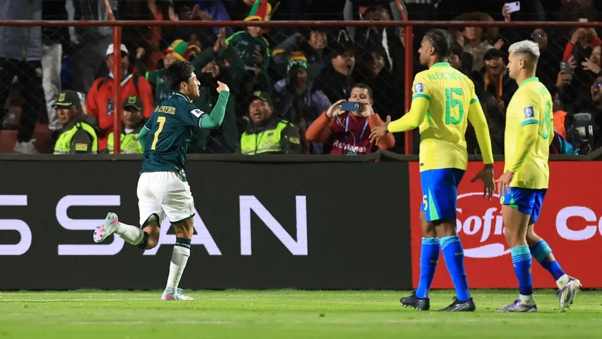 Miguelito comemora o gol da Bolívia contra o Brasil