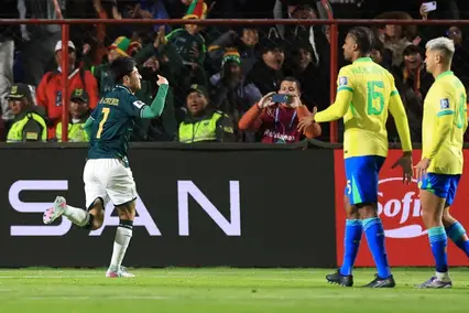 Miguelito comemora o gol da Bolívia contra o Brasil (Foto: Buda Mendes/ Getty Imagens)