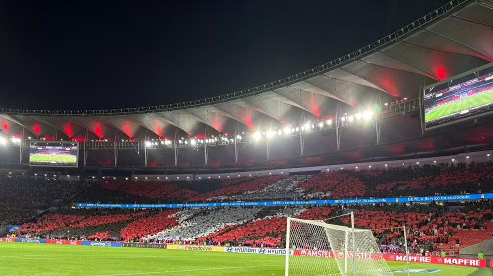 Mosaico da torcida do Flamengo no Maracanã