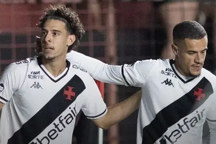 Nuno Moreira e Philippe Coutinho (Foto: Matheus Lima/Vasco)