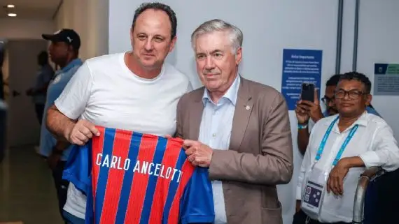 Rogério Ceni entrega camisa do Bahia para Carlo Ancelotti