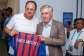 Rogério Ceni entrega camisa do Bahia para Carlo Ancelotti (Foto: Rafael Rodrigues / Bahia)