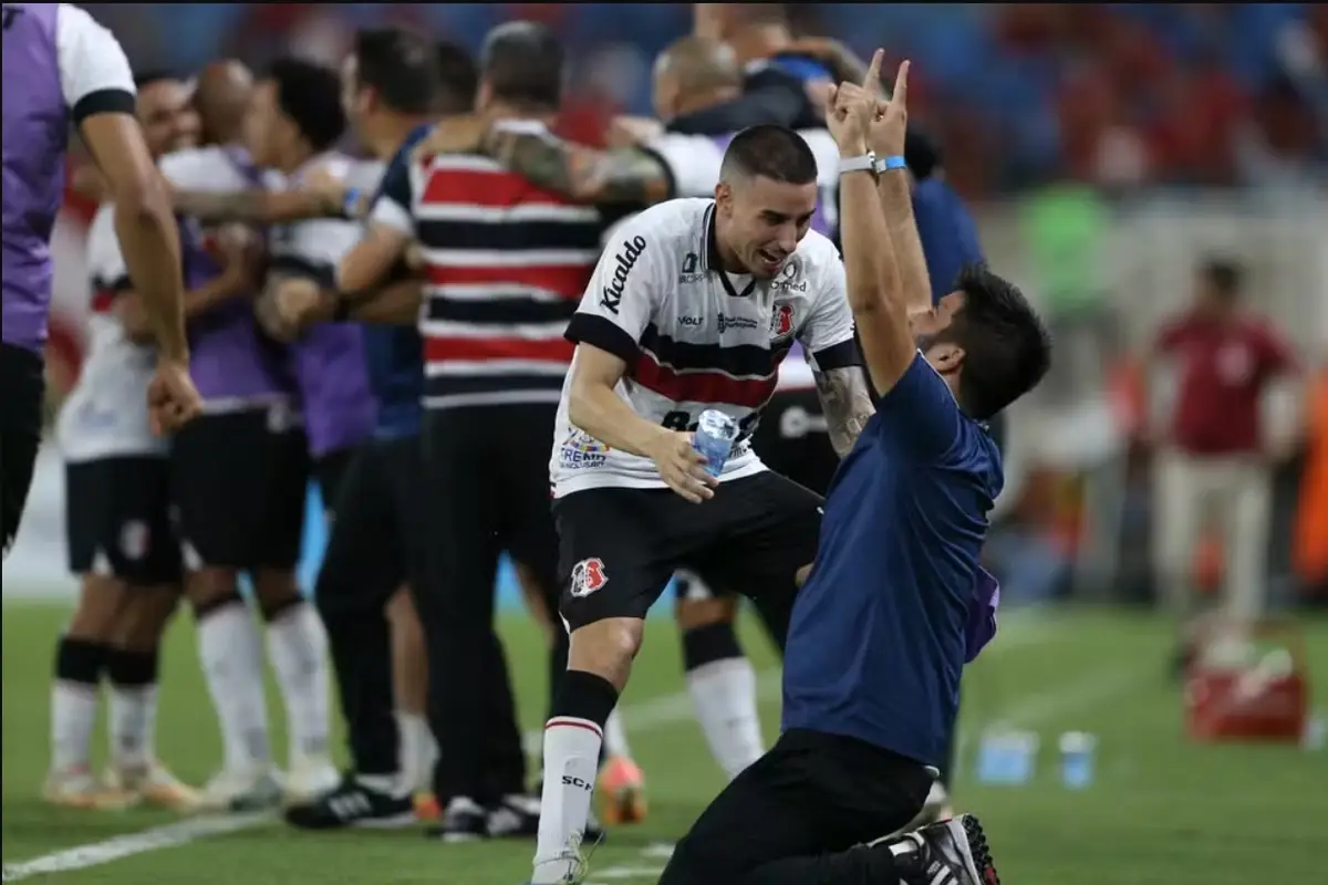 Thiago Galhardo comemora gol do Santa Cruz