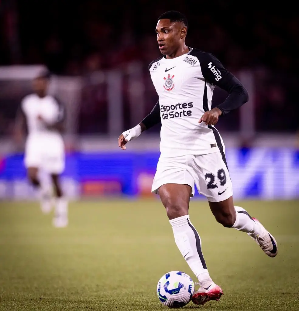 Vitinho jogando pelo Corinthians contra o Athletico-PR