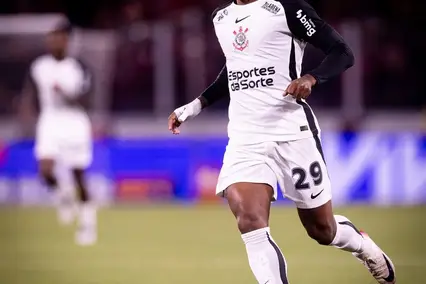Vitinho jogando pelo Corinthians contra o Athletico-PR (Foto: Rodrigo Coca/Agência Corinthians)